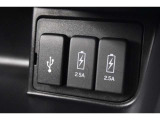 USBオーディオ用ソケットがついていますので携帯電話などを接続すれば音楽等の再生が可能です!充電用ソケットもございます!