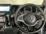 【ハンドル】運転にかかわる様々な操作を安全に行えるように視点移動が少なく操作性に配慮されたスイッチ類が凝縮されたコックピットです。