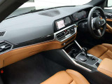 視線の先に自然と情報が集まり必要な操作へスムーズに手が届くBMWならではのコックピット。洗練されたデザインと上質な素材が調和し乗り込んだ瞬間からドライバーの走る歓びを日常に感じる空間です。
