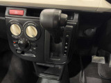 インパネシフトだから視線の移動も少なく足元もスッキリ♪運転席もゆったりしているのでゆとりを持ってドライブできますね!