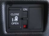 片側電動スライドドアのスイッチ付です。車内からもスイッチ一つで楽にドアの開閉が可能です。電動なので開閉時に力を使う必要がなく、半ドアになることもありません!