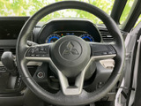 握りやすいステアリングは、長距離運転でも疲れにくい設計です。操作性にも優れ、快適なドライビングをサポートします。