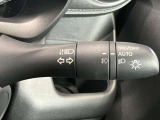 車外の明るさに応じでライトを点灯、消灯してくれるオートライト機能です☆お天気の良い昼間のトンネル走行などオートにしてると便利で安心です☆エンジン停止時にライトの消し忘れも無くなります☆