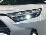 【LEDヘッドライト】悪天候や夜間走行時も良好な視界を確保し安心して運転できる高輝度LEDヘッドライトを装備!点灯速度が早く、消費電力も抑えられています。