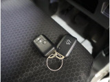 リモコンキーを取り出さなくてもエンジンのON/OFFやドアの開錠・施錠がスイッチ一つで行えるスマートキーです♪