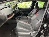 運転席からの視界が広く、運転操作もスムーズに行えます。快適なドライビングをサポートする空間です。落ち着いた雰囲気です。
