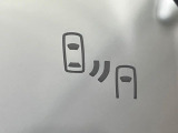【ブラインドスポットモニター】走行中、ドアミラーの死角になりやすい箇所に後続車が接近するとサイドミラーのレンズに警告を表示!ドライバーに注意喚起をしてくれます。