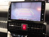 後退時に車両の後ろ側をモニター画面に表示します。車庫入れなどでバックする際に後方確認ができて便利です。車庫入れが苦手な人もこれで安心。