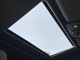 ●サンルーフ:開放感たっぷりの希少装備、サンルーフが装着されています!車内に明かりを取り入れたり景色を楽しむ以外にも、車内の空気も簡単に換気できて快適です!