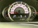 視認性の高いメーターで、運転に必要な情報を的確に把握できます。運転に集中できるシンプルなデザインも魅力です。