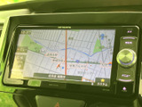 見やすい地図表示で、目的地までスムーズに案内。渋滞情報もリアルタイムで確認できるので、効率的なルート選択が可能です。長距離移動も安心です。