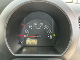 走行距離や燃料残量など、運転に必要な情報がひと目で確認できます。シンプルで視認性の高いメーターデザインで、運転に集中しやすい環境です。