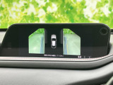 後方の状況を安全確認できるバックモニター。狭い場所での駐車や車庫入れも、より安心ですね。