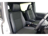 落ち着いた色使いの運転席周り。上品な色使いで飽きの来ないすっきりとしたデザインがいいですね。当たり前ですけど運転する上で長く居るのが運転席、リラックスできるデザインがいいです。