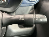 車外の明るさに応じでライトを点灯、消灯してくれるオートライト機能です☆お天気の良い昼間のトンネル走行などオートにしてると便利で安心です☆エンジン停止時にライトの消し忘れも無くなります☆