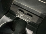 充電用USB端子付き。スマートフォンなどの充電に便利です。