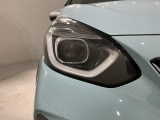 LEDヘッドライトは、点灯の瞬間から最大光量を発揮し、突然暗くなるトンネルなどでの安定感を高めます。