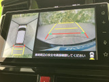 バック時の安全性を高めるバックモニター。狭い場所でも、後方を確認しながらスムーズに駐車できます。運転に自信がない方にもおすすめです。
