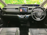 広々とした室内空間が魅力。運転席からの視界も広く、操作性にも優れています。快適なドライブをお楽しみいただけます。