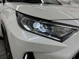 LEDヘッドライトです。デザイン性がよくとても明るいので、夜間の走行や悪天候でも安心です。しかも長寿命!