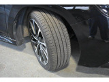 タイヤサイズは225/45R18です。
