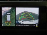 パノラミックビューモニター付きです。車両を上から見た様な映像を画面に表示。運転席からの目視だけでは見にくい、車両周辺の状況をリアルタイムでしっかり確認出来ます。