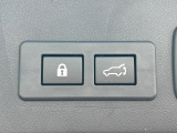 【パワーバックドア】スマートキーや運転席のボタンを押すだけでリアゲートが自動で開閉します!荷物を持っている時や、高い位置にあるバックドアを閉める際に便利な機能です♪