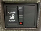 【片側パワースライドドア】片側がパワースライドドアになっており、運転席のスイッチやスマートキーでも開閉が可能です!開口部も広いので乗り降りも楽々♪
