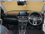 デザインもよく、居心地のよい運転席ですね。分かりやすいスイッチ類ですから操作もしやすく運転をサポートします。ぜひご来店いただき、実際にお座りいただいてステアリングを握ってみてください!
