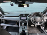 運転席周りです。カップホルダーや小物の収納などは必須ですよね!!使い勝手の良いつくりになっております!!