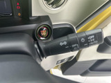 操作しやすい位置に配置されたウインカーレバー。スムーズな操作で、安全な車線変更をサポートします。直感的に操作できます。