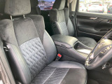 運転席まわりには十分なスペースがあり、大柄な方でもゆったり運転していただける環境です。