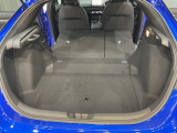後席背もたれを倒せばちょっと大きめの荷物や長いものを積みたい時に便利です。