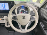 インテリアに合わせたデザインのステアリングは、運転される方のことも考え、運転しやすい形状、大きさです。是非一度、実際に触ってお確かめください。
