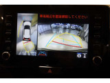 パノラミックビューモニター付きです。車両を上から見たような映像をディスプレイ画面上に表示。運転席からの目視だけでは見にくい、車両周辺の状況をリアルタイムでしっかり確認できます。