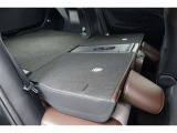 セカンドシートを倒した状態です。セカンドシートは独立可倒、荷物に合わせてラゲッジスペースをアレンジできます。