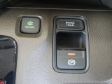【電子制御パーキングブレーキ】スイッチ操作でパーキングブレーキをオン/オフ。発進時、運転席のシートベルトが着用されている時アクセルを踏めば自動的に解除されます。