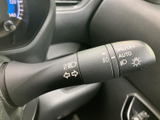 操作しやすい位置に配置されたウインカーレバー。直感的な操作で、安全な車線変更をサポートします。オート機能付きで便利です。