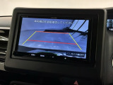 リバースギアに入れるだけで後方の表示へ切り替わります。夜間や雨の日の駐車も楽になりますよ。