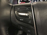 ステアリングスイッチ付きで、運転中に視線を前に向けたまま操作できます。