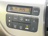【オートエアコン】一度お好みの温度に設定すれば、車内の温度を検知し風量や温度を自動で調整。暑い&hellip;寒い&hellip;と何度もスイッチ操作をする必要はありません。快適な車内空間には必須の機能ですね♪