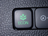 エンジン、エアコンなどを制御し低燃費な『ECONモード』に、また走りを楽しみたいとき、空調など快適性を重視したいときにはスイッチOFFで通常モードに切り替えができます!