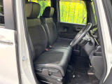 運転席シート廻りは使用感も少なく、良好な状態となっています。前オーナー様が丁寧に使っていたことがよくわかりますね。