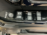 電動格納式リモコンドアミラーと、パワーウィンドウスイッチ等は運転席ドアにあります。