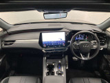 運転のしやすさと心地良さを感じる、シンプルで上質なデザインの室内空間です。