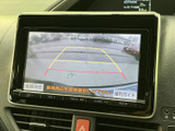 後方確認をサポートするモニター画面。駐車時の安全性を高めます。車両後方の状況を鮮明に映し出し、安心の運転をサポートします。