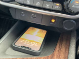 Qi規格対応スマートフォンの充電ができるワイヤレス充電器をセンターコンソールに装備。USBケーブルを接続することなく、手軽にスマホの充電ができます。