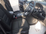 運転席はまっすぐな姿勢でシートに座り、足を自然に伸ばして操作できる位置各ペダルを配するという理想的なレイアウトを実現しています!ぜひ一度MAZDAのドライビングポジションをご体感ください。