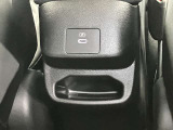 アームレストの後ろ側にもUSBソケットがあり、後部座席でも携帯電話など充電可能です★