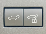 【パワーバックドア】スマートキーや運転席のボタンを押すだけでリアゲートが自動で開閉します!荷物を持っている時や、高い位置にあるバックドアを閉める際に便利な機能です♪